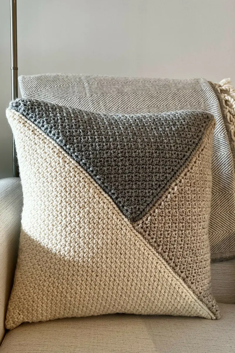 Avery Pillow (Crochet) 1