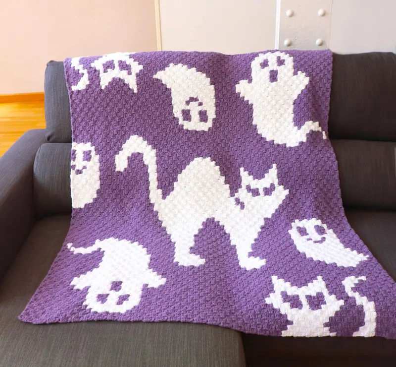 Crochet Kit - A Ghoul's Best Friend Blanket 1