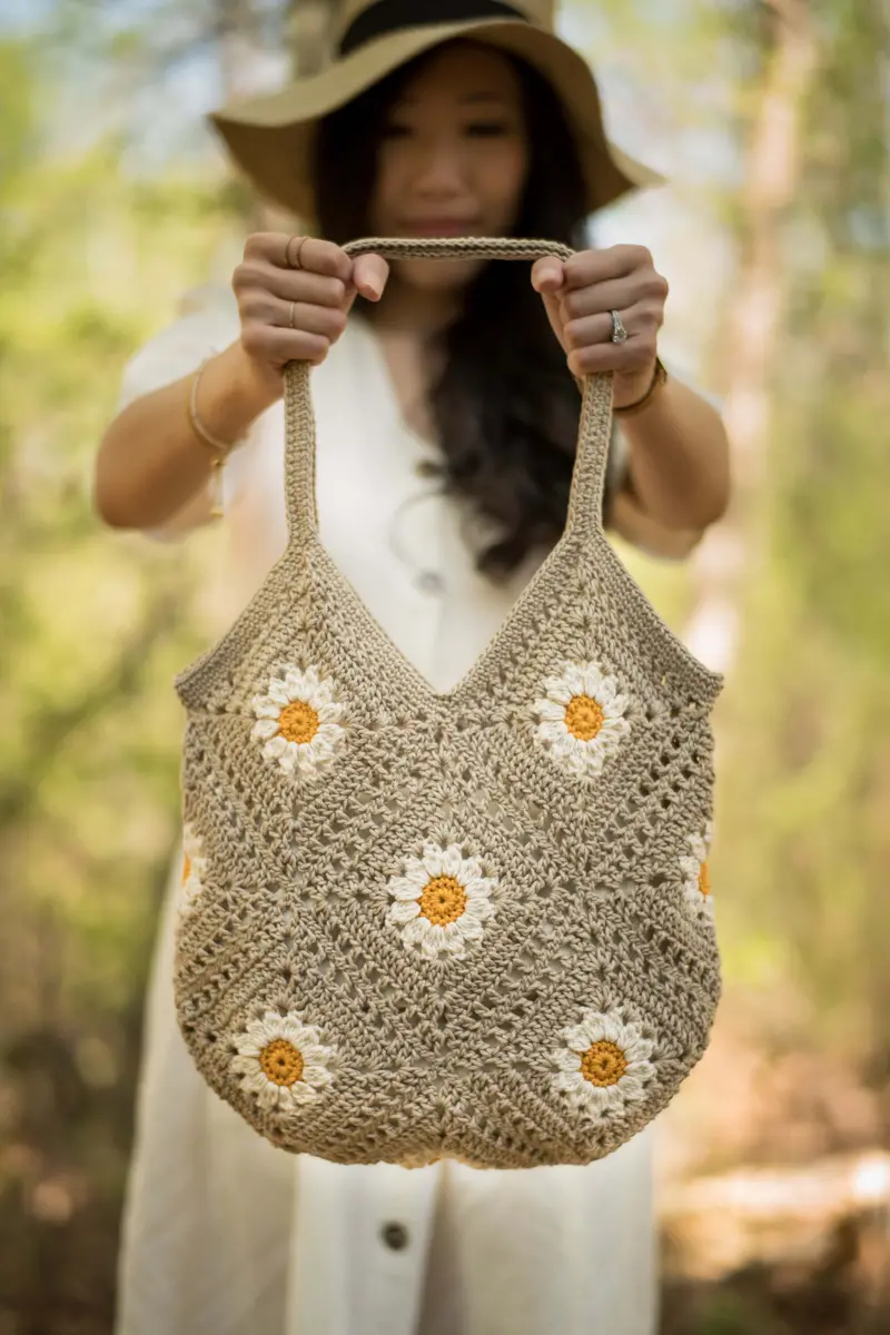 Crochet Kit - Breezy Days Daisy Bag 1