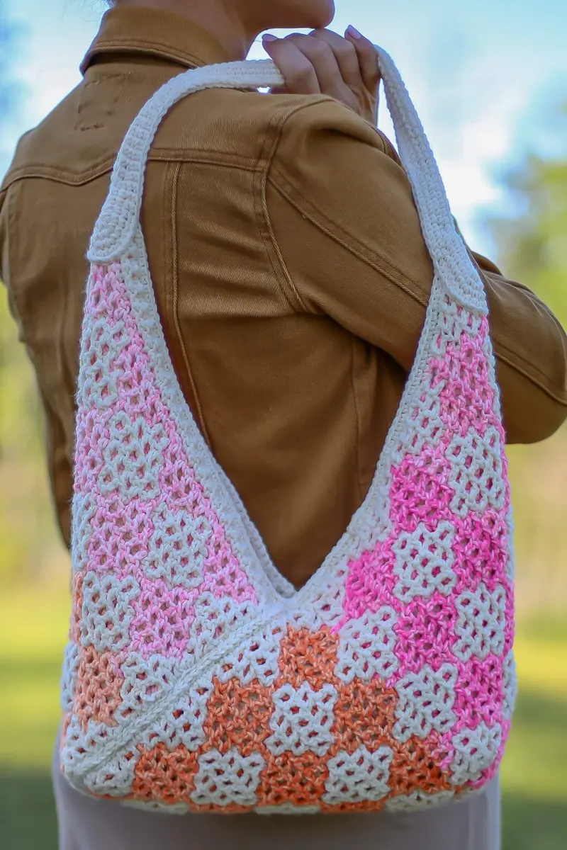 Crochet Kit - Checkered Interlocking Crochet Bag 1