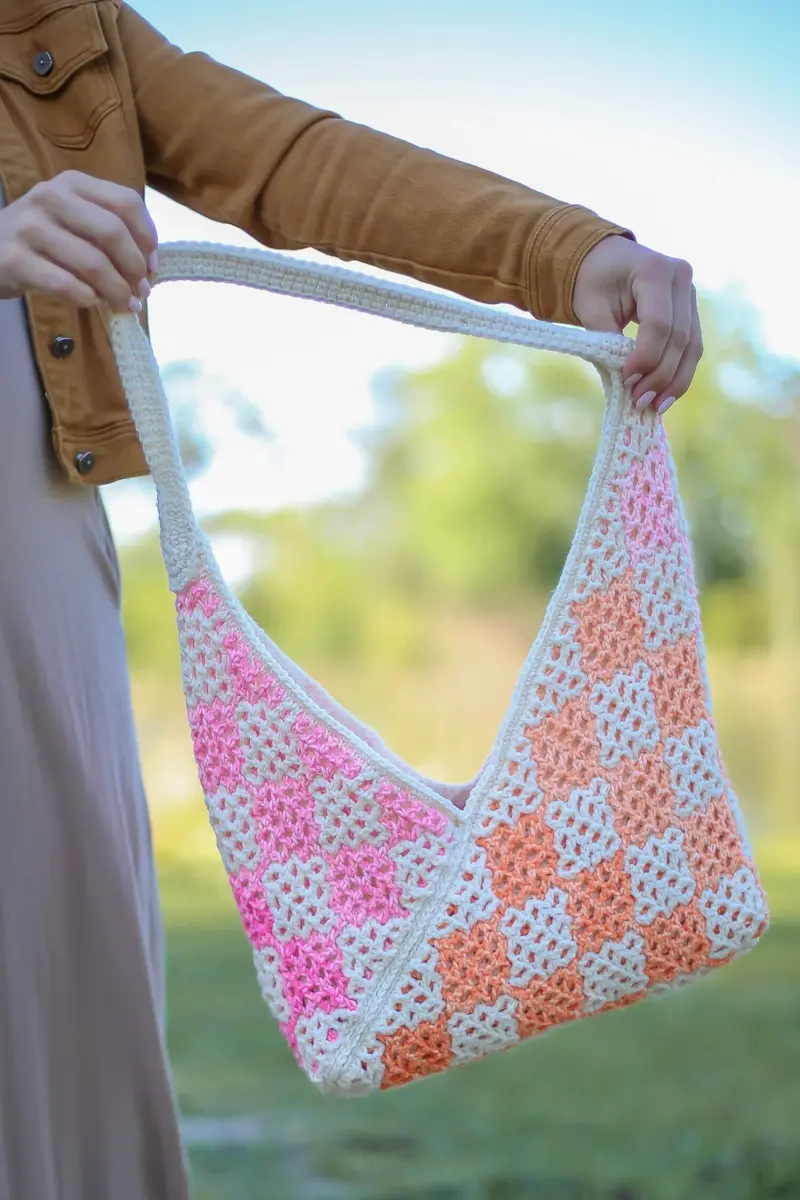Crochet Kit - Checkered Interlocking Crochet Bag 2
