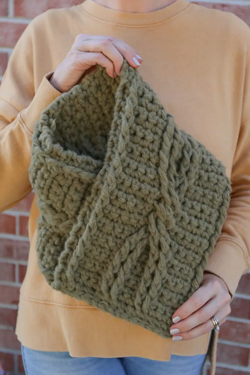 Crochet Kit - Chunky Cabled Cowl 2
