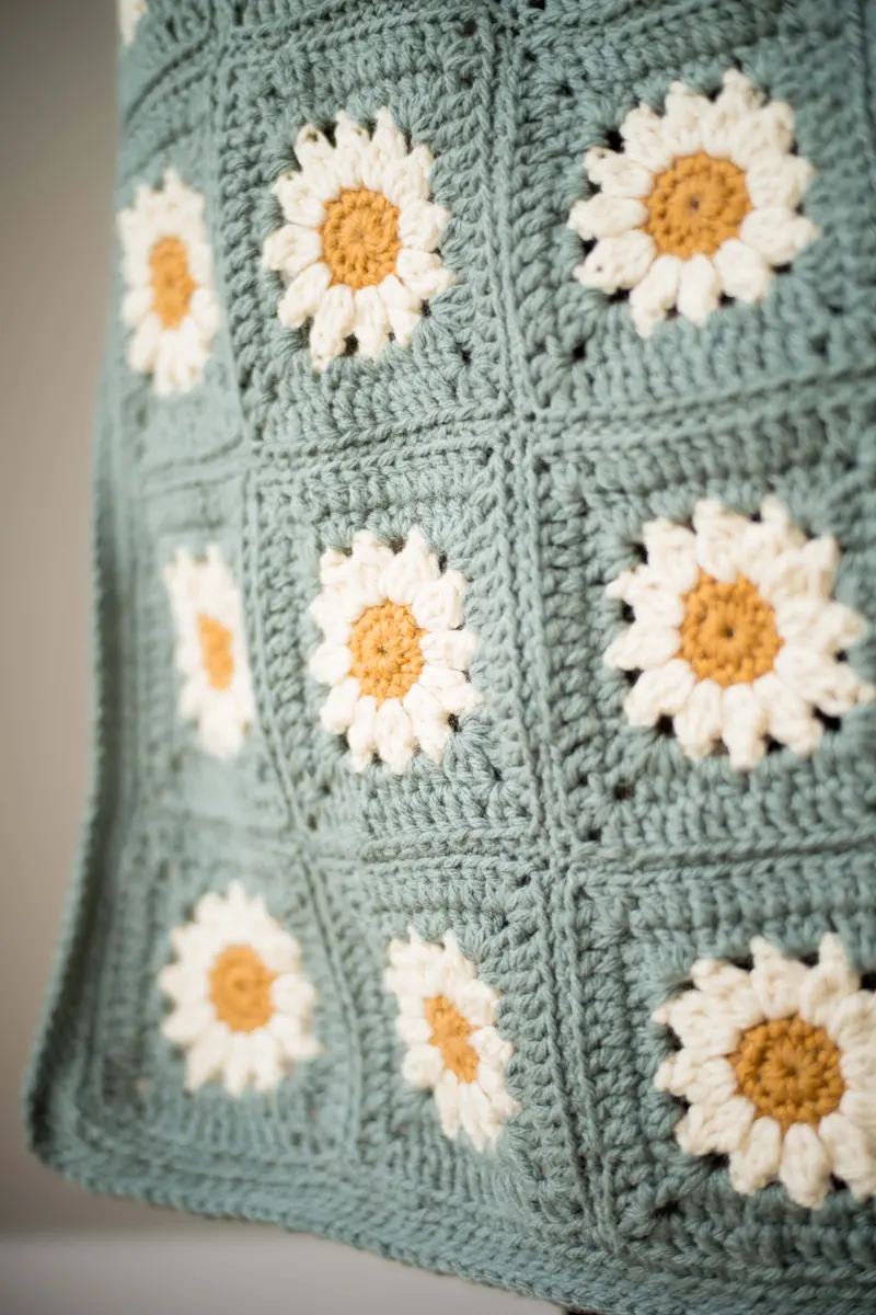 Crochet Kit - Cozy Days Daisy Blanket 2