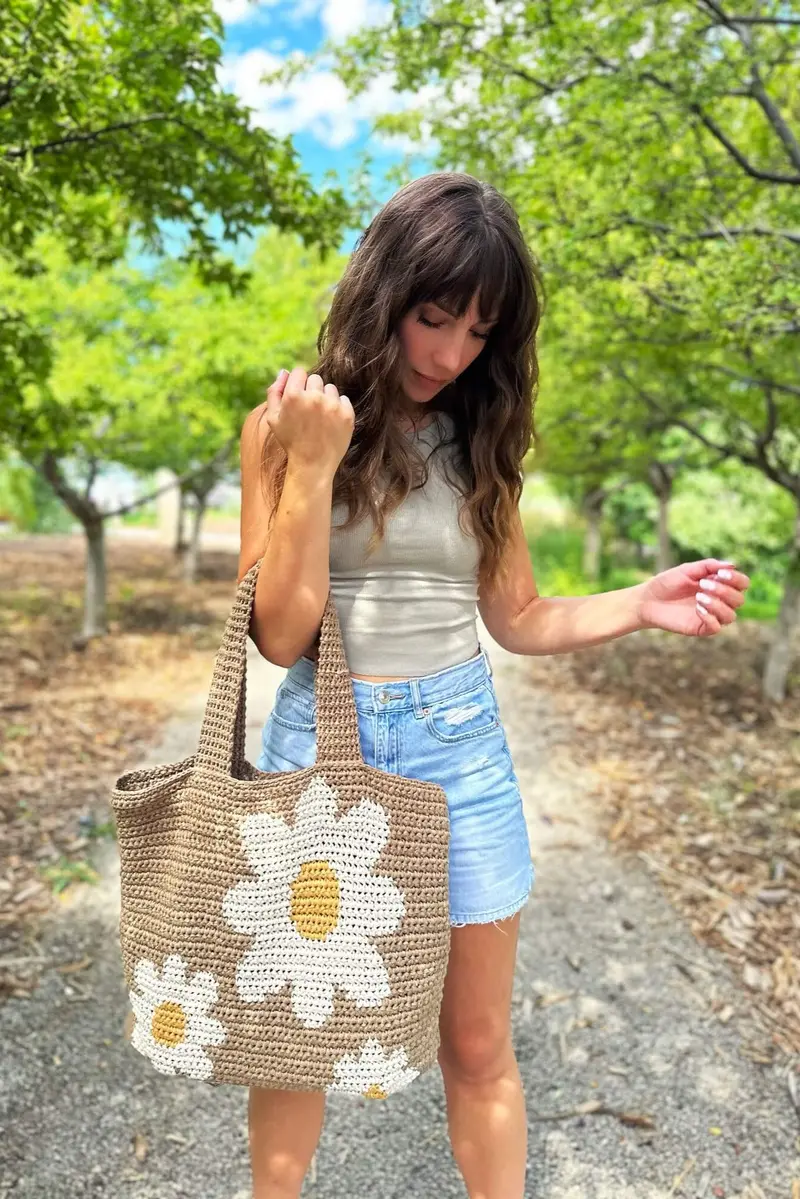 Crochet Kit - Daisy Day Tote 1