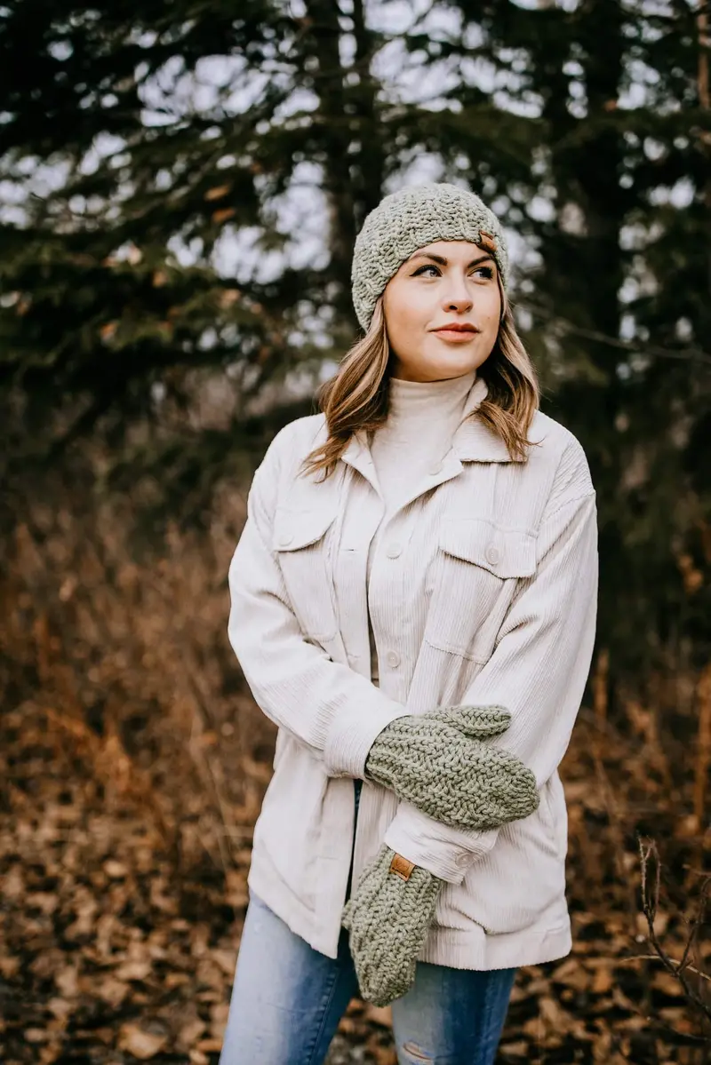 Crochet Kit - Frosty Air Beanie & Mittens 1
