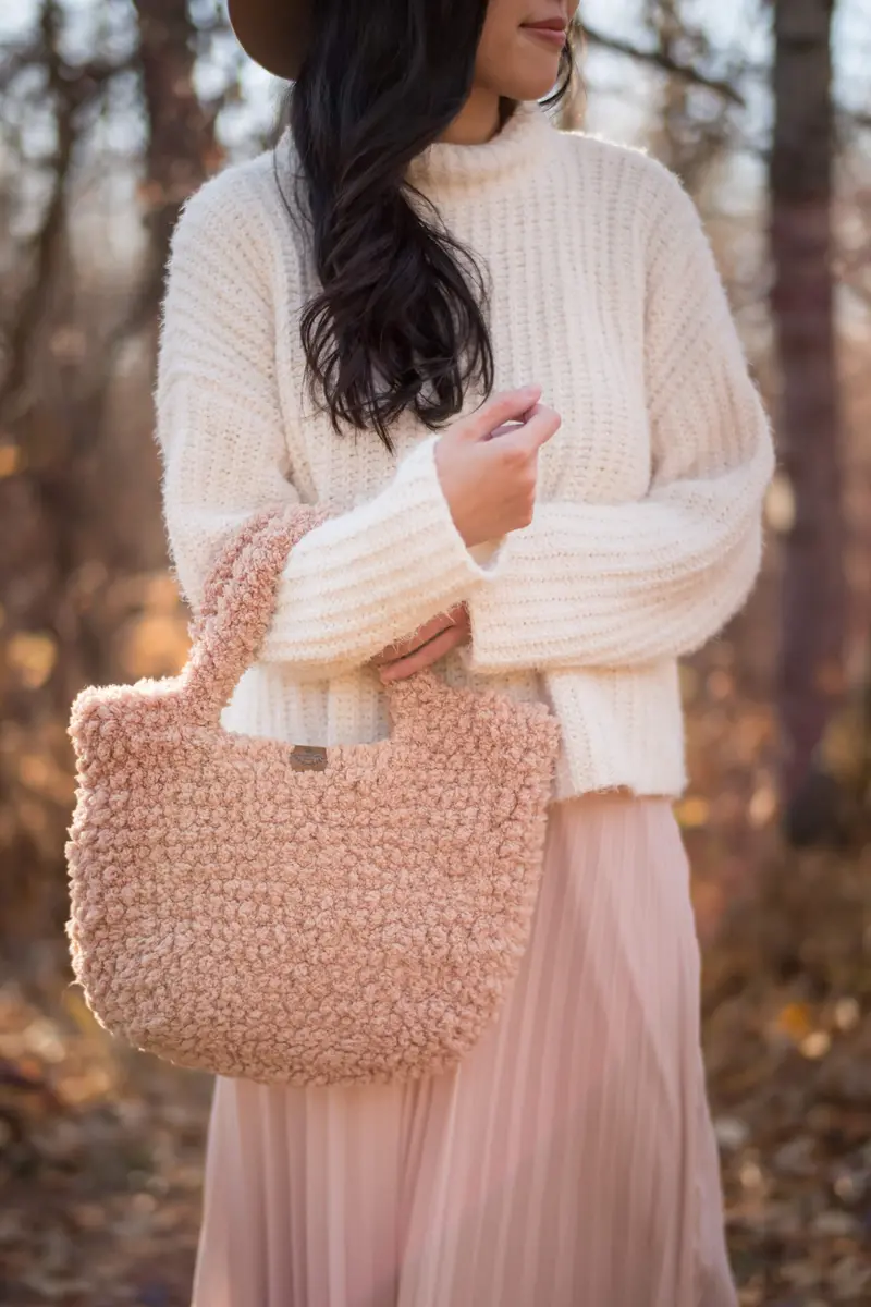 Crochet Kit - Fuzzy Fleece Bag 1