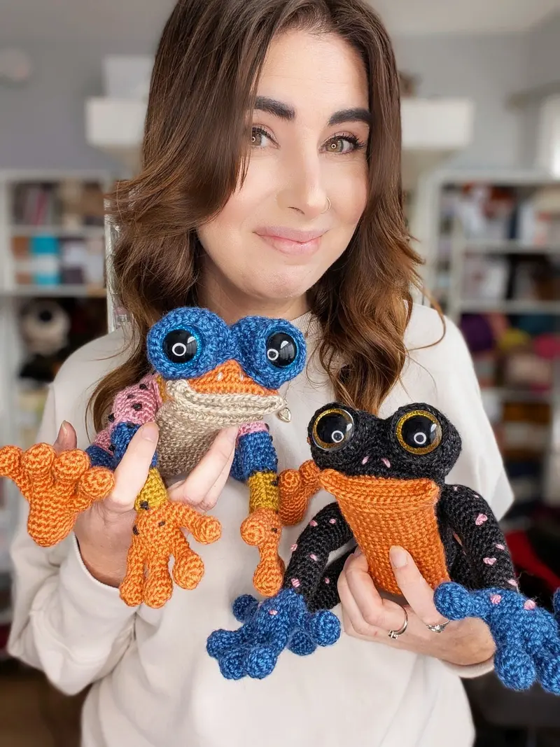 Crochet Kit - Herbert & Gerbert Spotted Frogs 1