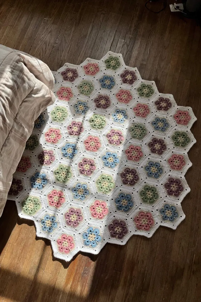 Crochet Kit - Lazy Daisy Rug 1