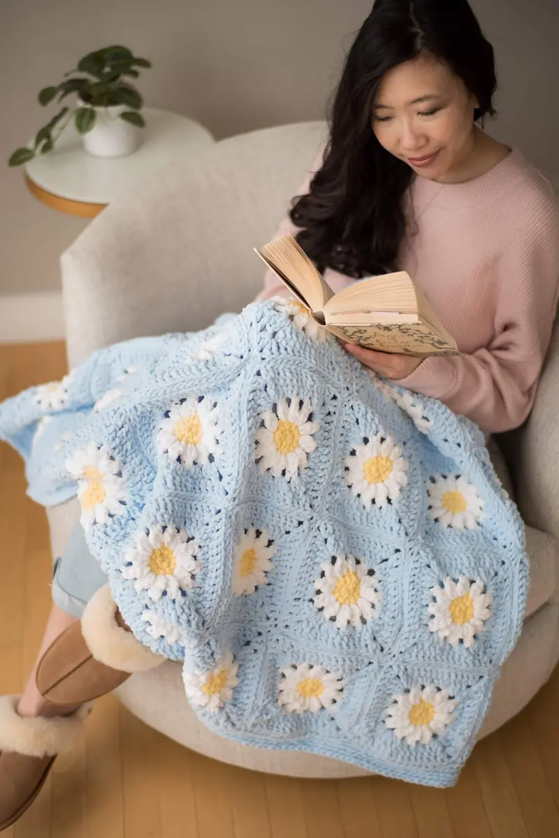 Crochet Kit - Plush Daisy Blanket 1