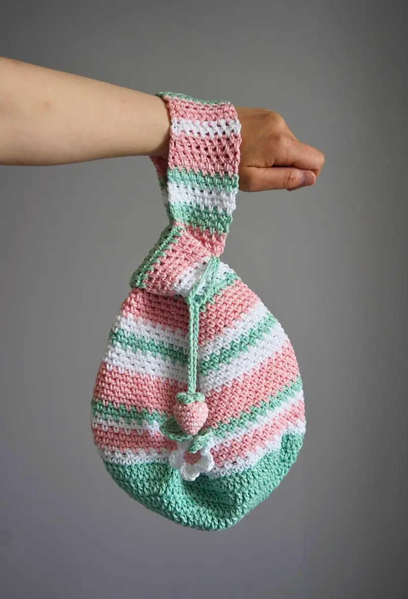 Crochet Kit - Strawberry Knot Bag 1
