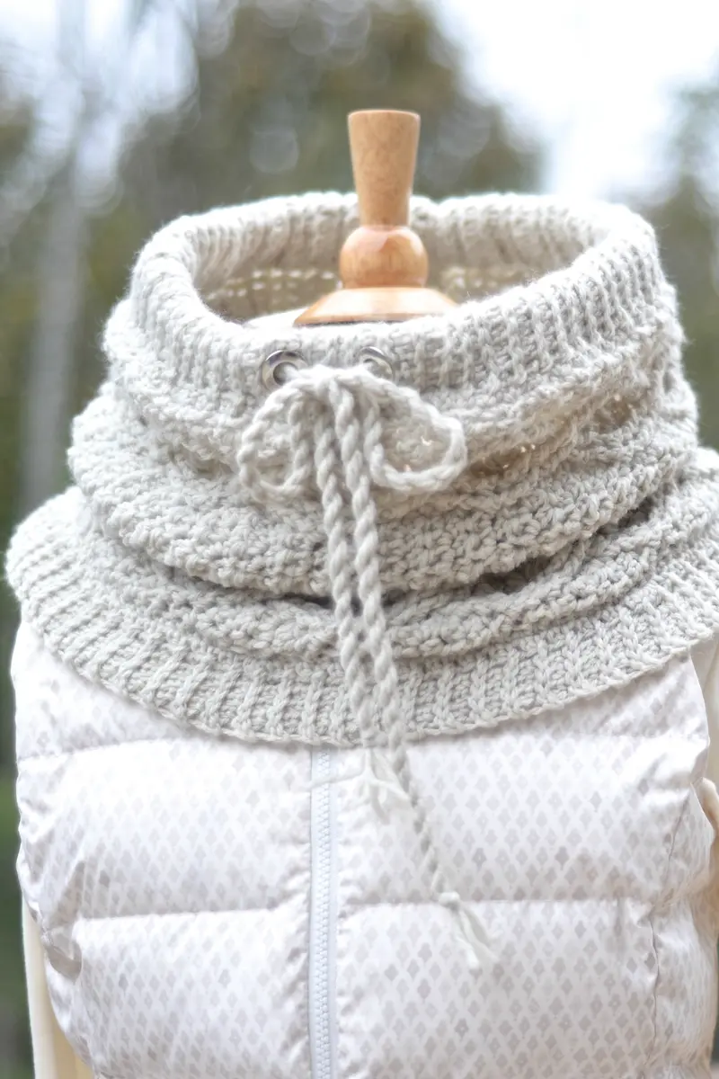 Crochet Kit - Timeless Cabled Cowl 1