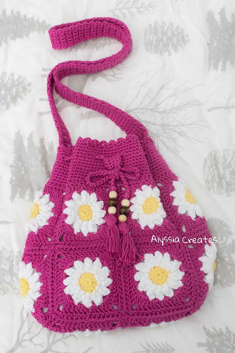 Daisy Drawstring Crossbody Bag (Crochet) 1