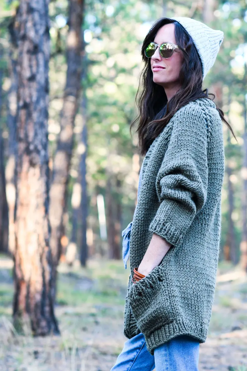 Knit Kit - Artista Simple Raglan Cardigan 1