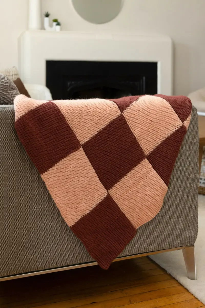 Modern Gingham: A Fresh Take On A Classic Knit (Circular Knitting Machine) 1