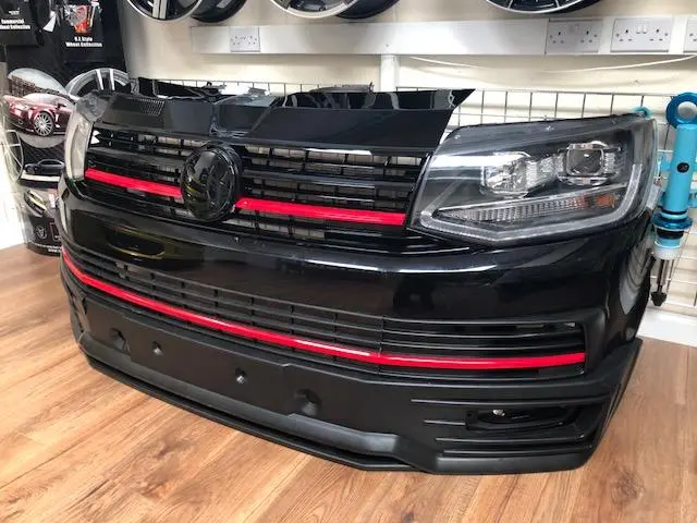 T6 Front Grille Gloss Black & Badge Upper And Lower Red Trims 1