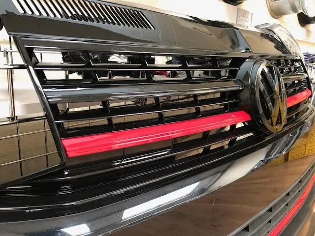 T6 Front Grille Gloss Black / Red Edition & Badge 2