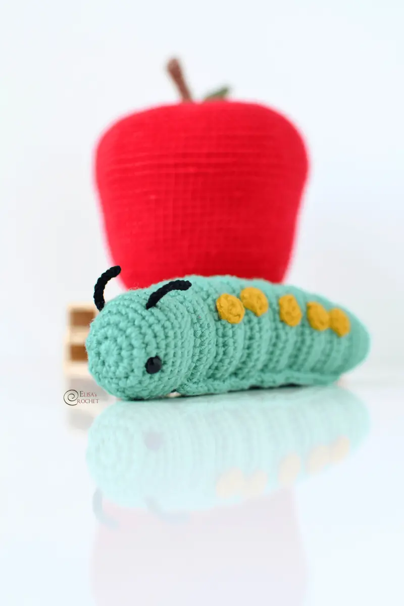 Ziggy The Caterpillar And Its Apple (Crochet) 1